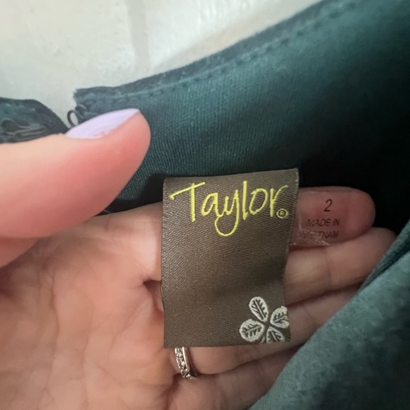 Taylor emerald green velvet dress - Picture 2 of 5